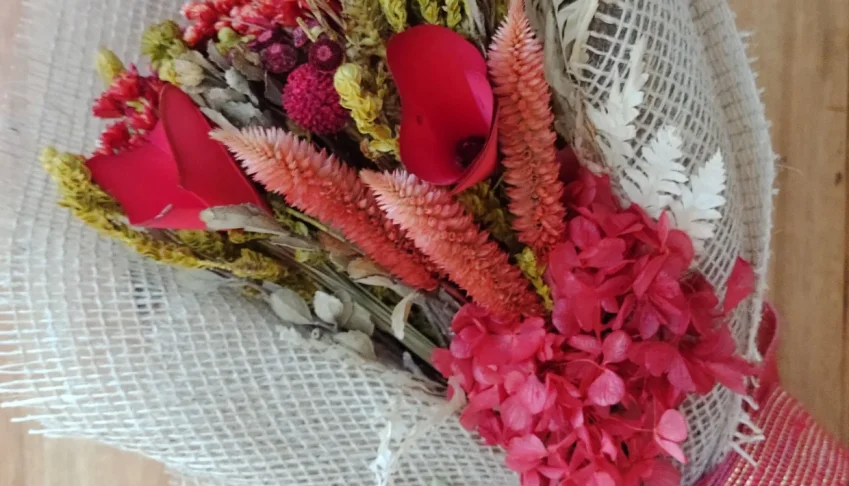 Buque para presente com flores desidratadas - Vermelho