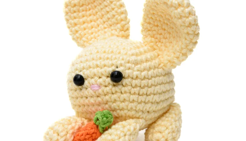 Coelho Amarelo Cenoura Amigurumi