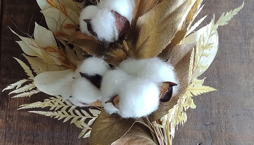Ramo com flores desidratadas e algodão