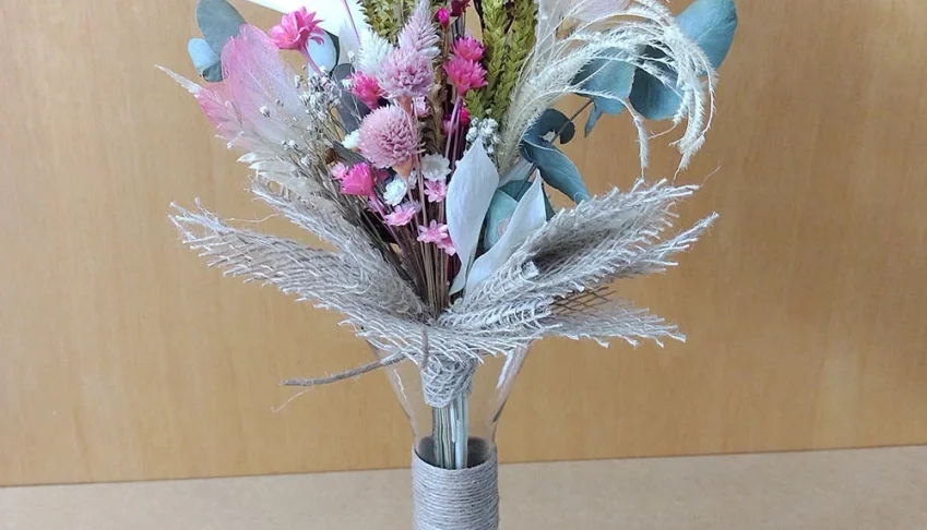 Arranjo com flores desidratadas em tons de rosa