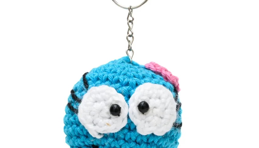 Chaveiro Carinha Feliz Azul em Amigurumi