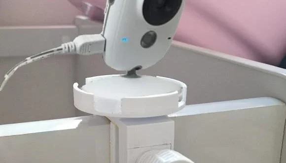 Suporte Ajustável de Berço para Babá Eletrônica