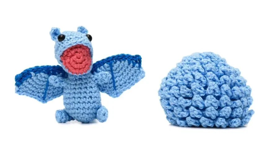 Ovo com filhote de Dragão azul em amigurumi
