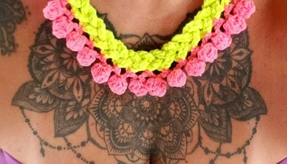 Colar com Pompons Neon em Crochê