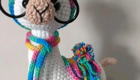Amigurumi Lhama em Crochê com cachecol em Icord e pompom