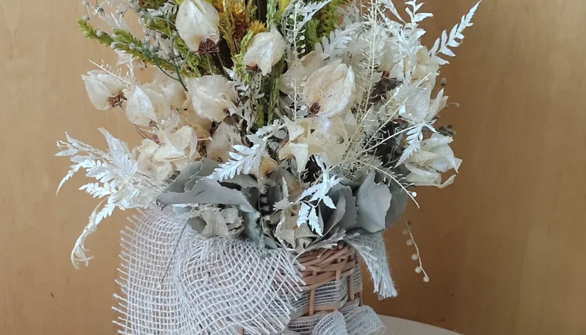 Arranjo de Flores Desidratadas na Bota de Vime