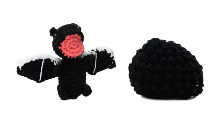 Ovo com filhote de Dragão preto em amigurumi
