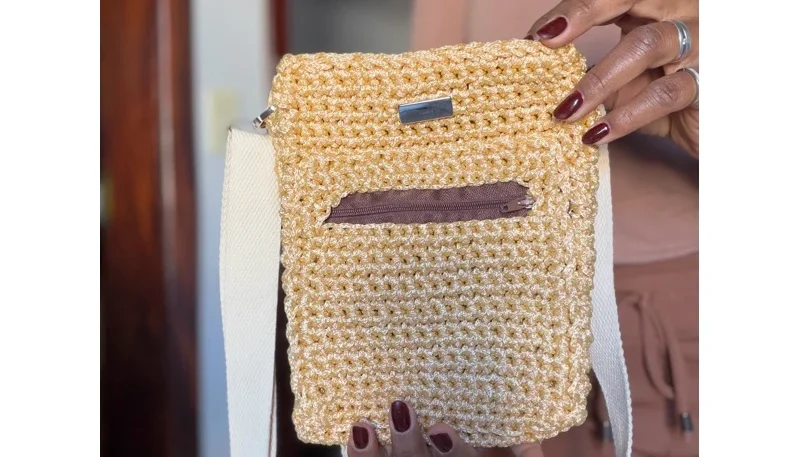 Bolsa de crochê transversal com alça regulável