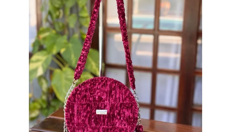 Bolsa de crochê bordada na tela com fio de veludo molhado