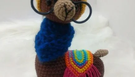 Amigurumi Lhama em Crochê com cachecol em tricô