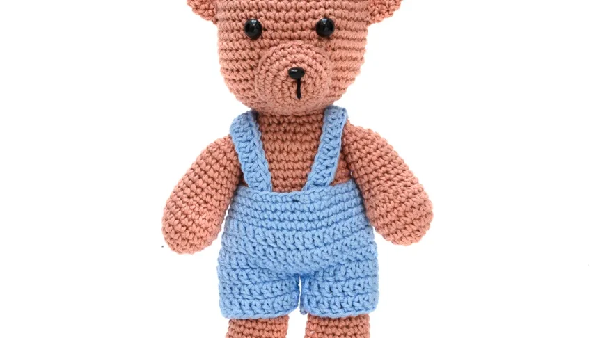 Urso de Jardineira em Amigurumi