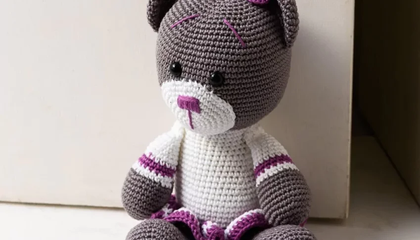 Ursa de Saia Roxa Peso de Porta em Amigurumi