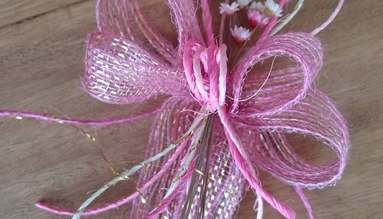 Laço P com Flores Secas Rosa Bebê