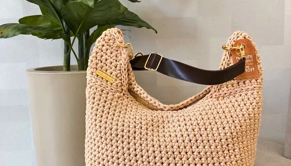 Bolsa Hobo Bag Éden em Crochê com Alça de Couro