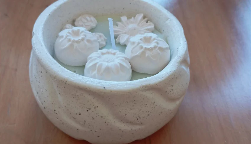 Vela em Bowl de Cimento Branco com Mini Flores