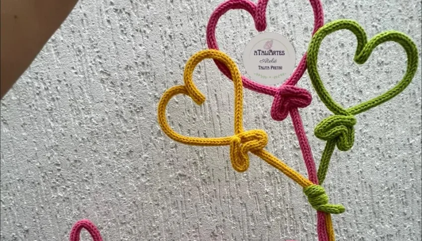 Porta Maternidade Nome com Três Corações de Tricotin