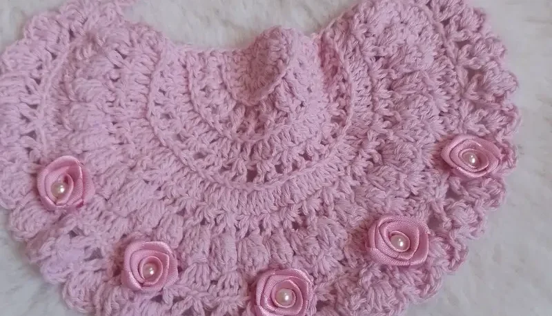 Babador de Crochê com Pérolas e Flores