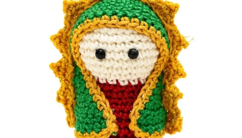 Mini Nossa Senhora de Guadalupe em amigurumi