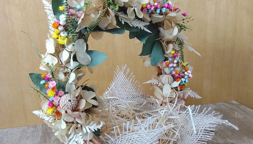 Cesta decorada com flores desidratadas