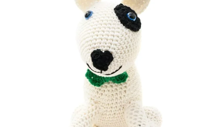 Cachorro Bacon Bull Terrier em amigurumi