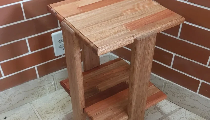 Mesa de canto em eucalipto e cedrinho com 2 tampos