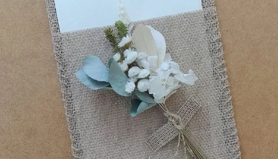Cartão de Juta com buque flores desidratadas