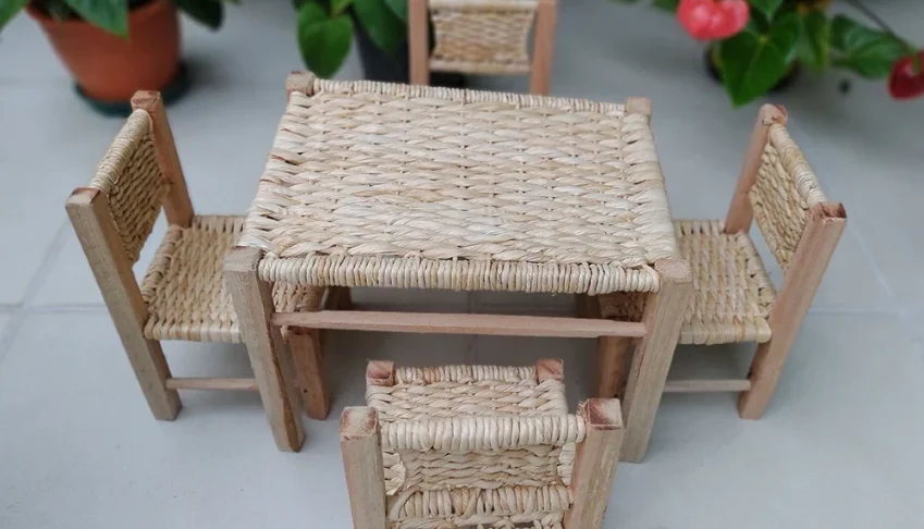 Conjunto de Mesa e 4 cadeirinhas (boneca)