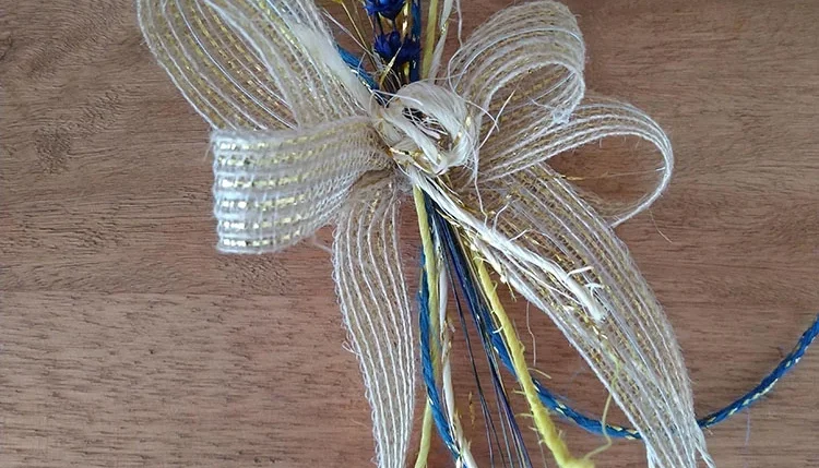 Laço P com Flores Secas Azul Royal e Amarelo