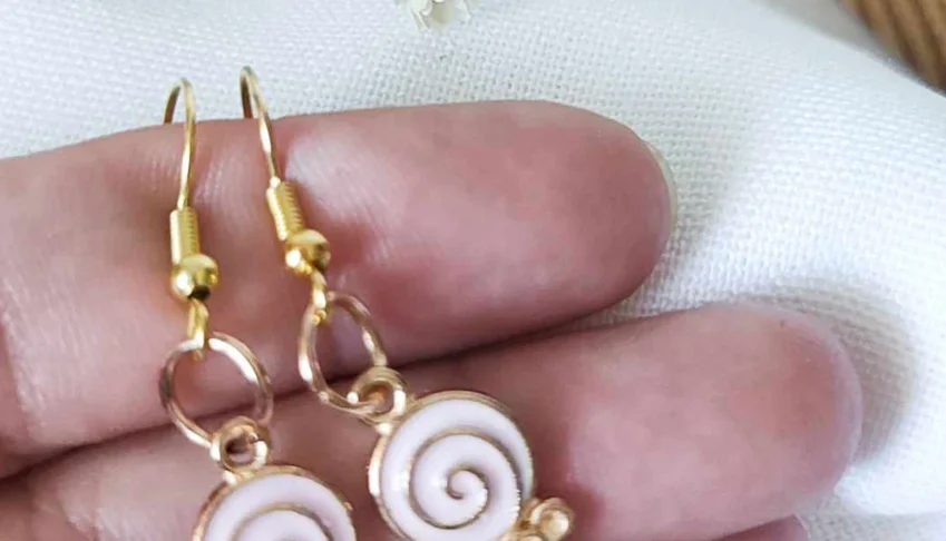 Brincos artesanais com gancho dourado