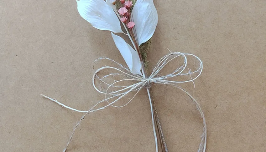 Ramo com flores desidratadas em tons de rosé