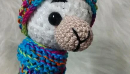 Amigurumi Lhama em Fio Pelúcia com cachecol em tricô