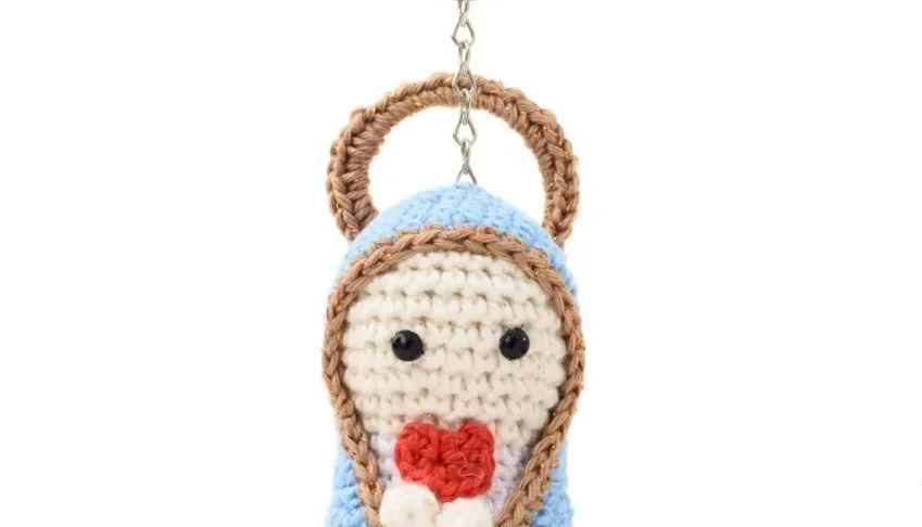Chaveiro Santinha em amigurumi