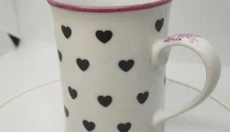 Caneca de Porcelana com Corações e Laço - 240 ml