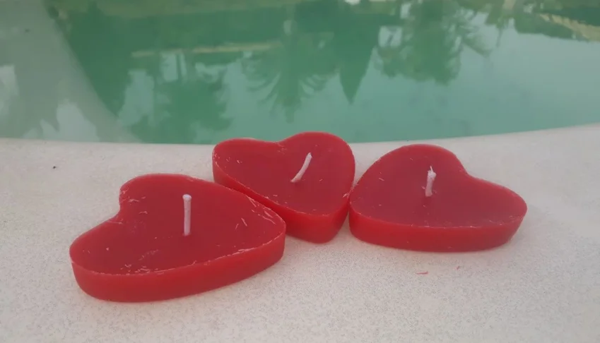 Kit 10 velas aromáticas vermelhas em formato de coração