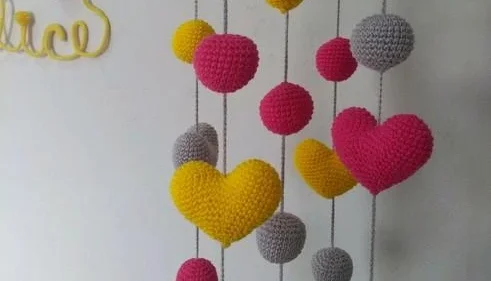 Mobile de Corações e Bolinhas em Crochê 3D