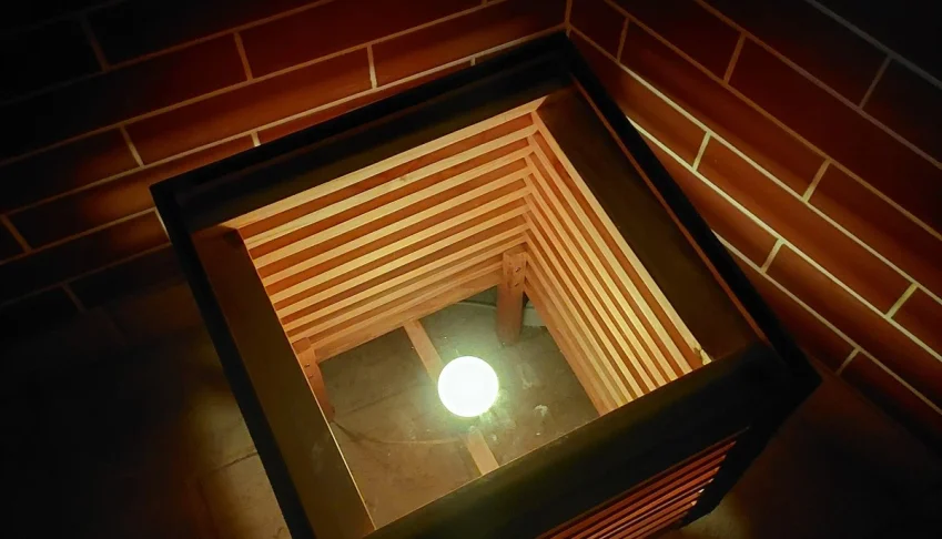 Mesa de canto em pinus com luminária e tampo de vidro