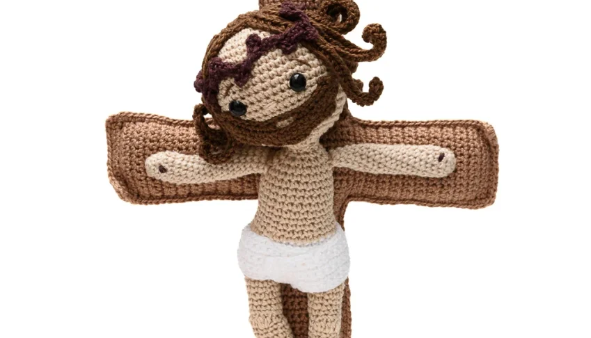 Jesus na Cruz em Amigurumi