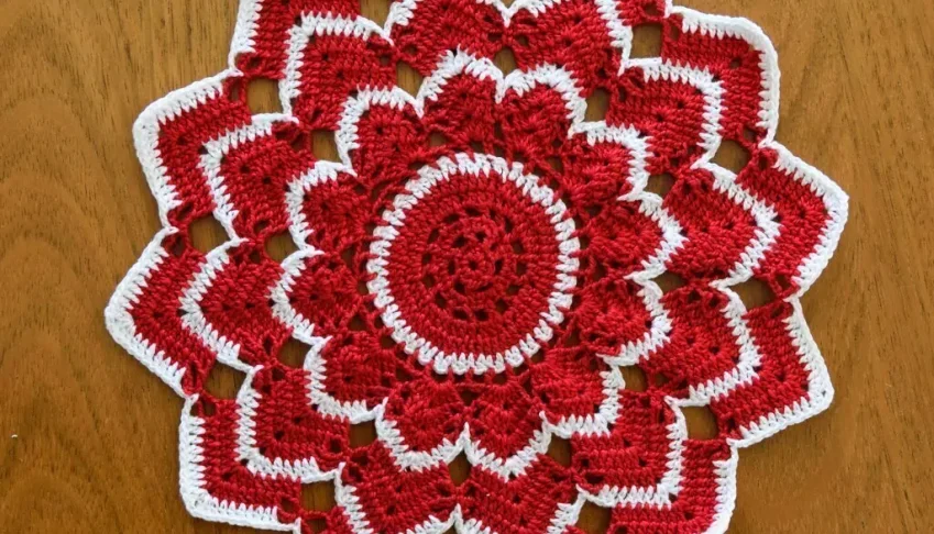 Toalhinha bicolor de Natal em crochê