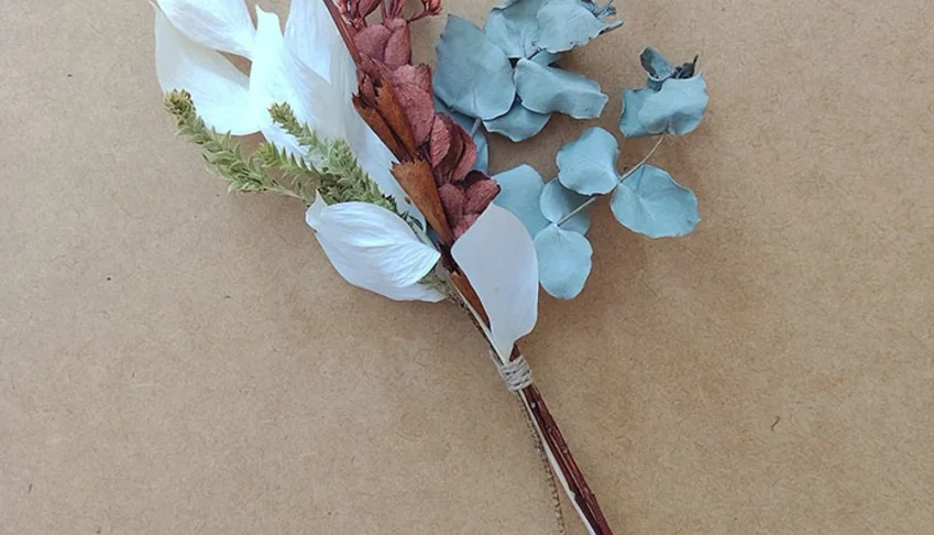 Ramo de flores para decoração de garrafa de cerveja