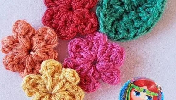Kit de 50 Mini Florzinhas de Crochê
