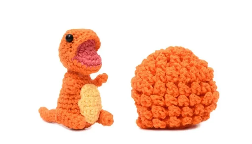 Ovo com filhote de dinossauro laranja em amigurumi
