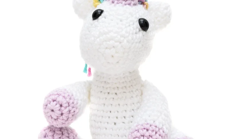 Mini Unicórnio Sentado em Amigurumi
