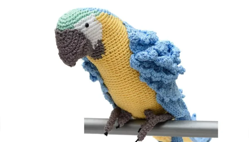 Arara em amigurumi