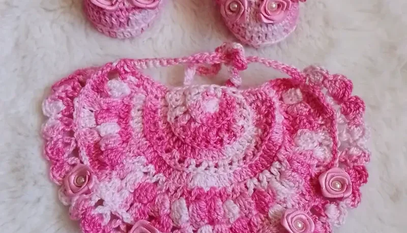 Kit Sapatinho e Babador Rosa com Detalhes Dourados