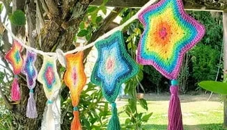 Varal de Estrelas Multicoloridas em Crochê