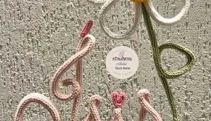 Nome personalizado com Flor de Tricotin