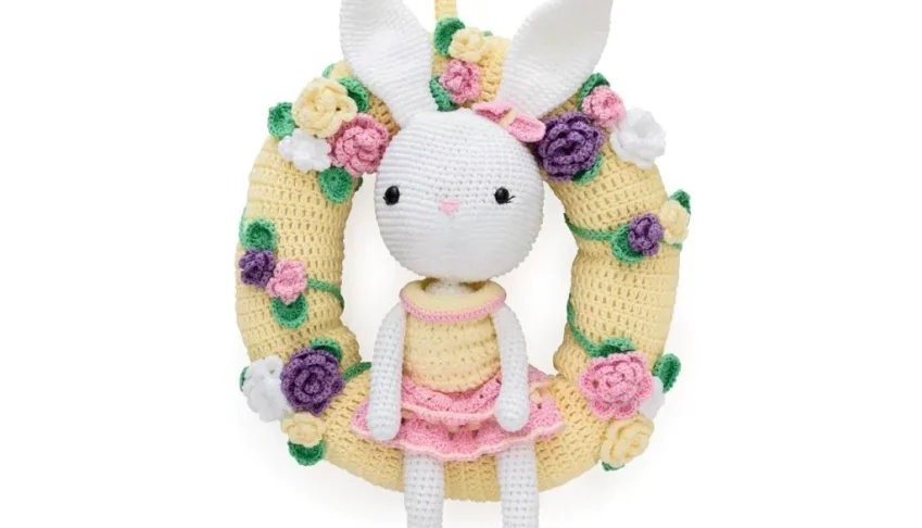 Guirlanda Coelhinha de vestido em amigurumi