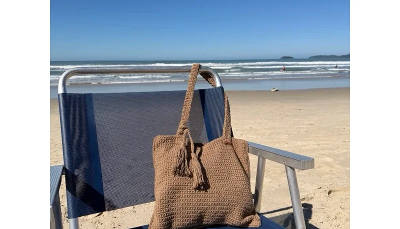 Bolsa de praia de crochê com barbante e bolsos internos