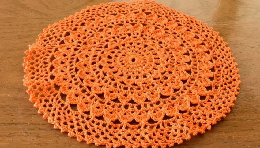 Toalhinha cor de laranja em crochê