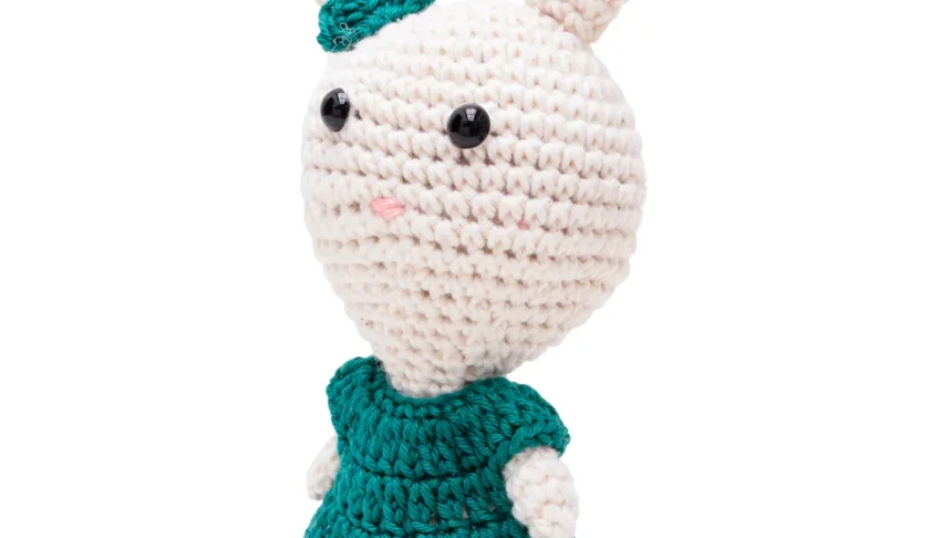 Coelha de vestido verde em amigurumi
